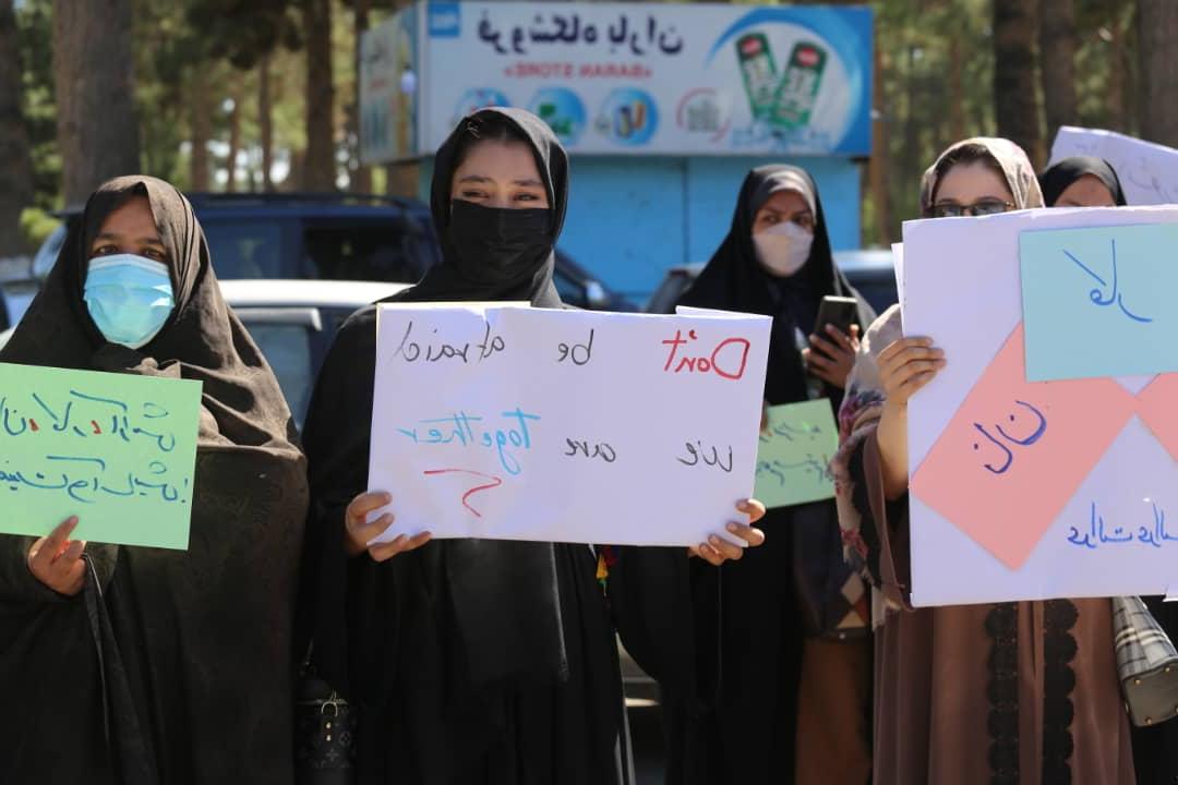 阿富汗妇女举着牌子